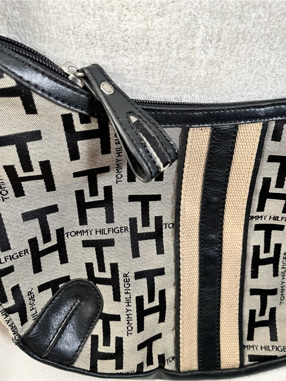 Tommy Hilfiger Beige and Black Monogram Shoulder Bag - Picture 3 of 9